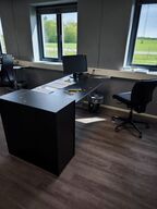 El. hæve/sænke skrivebord, kontorstol, skab/reol samt computerskærm HP