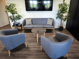3 personerssofa, sofabord, 2 stk. lænestole samt 