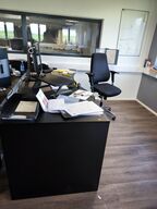 El. hæve/sænke skrivebord, kontorstol, samt skab/reol