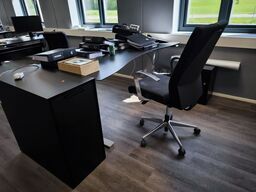 El. hæve/sænke skrivebord, kontorstol, samt skab/reol