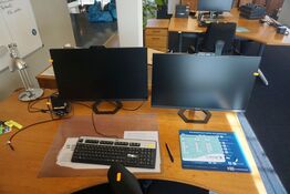 2 stk. skærme + tastatur og headset