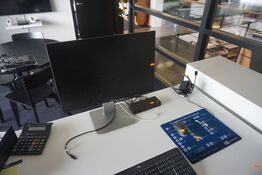 Skærm, dockingstation, headset, mus og tastatur