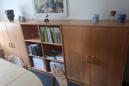 3 stk. reolsektioner inkl. Vaser m.m.