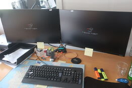 2 stk. skærme SAMSUNG F27T450FQR m.m.