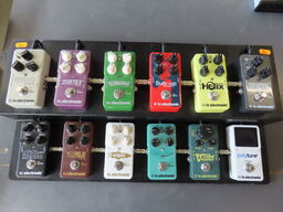10 stk. Guitarpedaler på stand TC ELECTRONIC