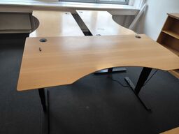 3 stk. el. hæve/sænke skriveborde samt 2 stk. reoler 