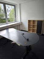 El. hæve/sænke skrivebord samt 2 stk. skabe