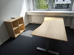 El. hæve/sænke skrivebord, reol samt stol 