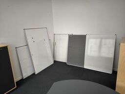 4 stk. whiteboards samt tavle