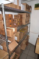 Reol med div. Engangsservice, varelager m.m. 