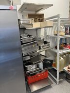 5 stk. hylder i rustfri stål m. ophæng (UDEN INDHOLD)