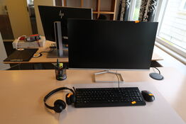 Computerskærm HP M27fw, headset, tastatur og mus