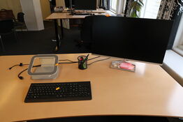 Computerskærm HP M27fw med tastatur og bærbarstander
