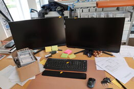 2 stk. computerskærme SAMSUNG S27AG304NU med tastatur, mus