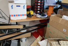 Skrivebord med div. Varelager, kabeltomle med kabel m.m.