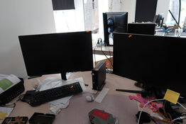 2 stk. computerskærme SAMSUNG S27AG304NU med tastatur, mus