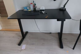 El-hæve/sænkebord 120x60 med indhold