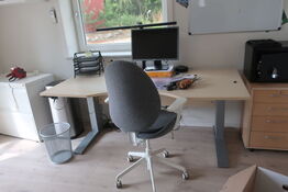 El-hæve/sænkebord 180x90 samt kontorstol, skærm m.m.