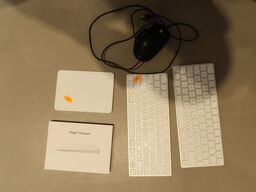 APPLE tastature (2 stk.), Magic Trackpad (2 stk.) og en mus (ukendt mærke)