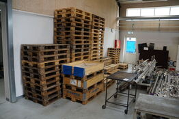 Stort parti paller, rammer, m.v.