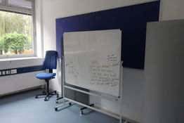 Whiteboard, tavle, kontorstol, el. hæve/sænke skrivebord, kontorstol m.m.