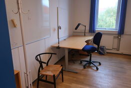 El. hæve/sænke skrivebord, kontorstol, stol Y-STOL, whiteboards m.m.