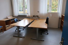 2 stk. el. hæve/sænke skriveborde, kontorstole, reoler, whiteboards m.m.