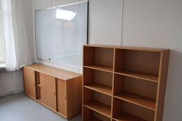 2 stk. whiteboards, skab, reol samt kontorstol