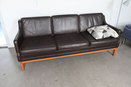 Sofa, seng, reoler, lamper m.m. i kontor