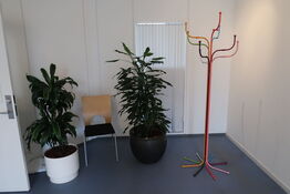 3 stk. planter, stol og whiteboard