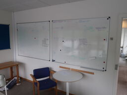 Whiteboards (3 stk.) og opslagstavle