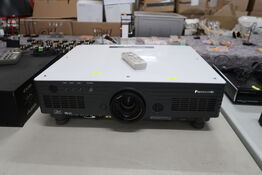 Projector PANASONIC PT-D5600