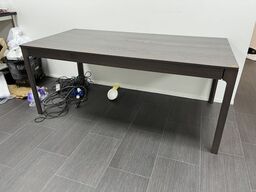 Spisebord i træ