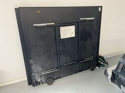 Bordtennisbord med bat og net