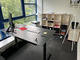 El. hæve/sænke skrivebord med skærm, printer og reoler, med indhold