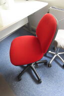Skrivebord samt kontorstol