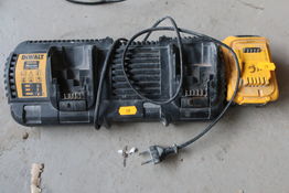 Dobbeltlader DEWALT DCB132 samt batteri