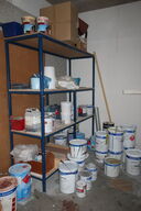 Lagerreoler samt div. Dunke med maling, kemikalier m.m. SHERWIN-WILLIAMS