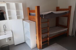 Køjeseng, skabe, stole, bord