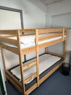 Køjeseng, seng samt bord