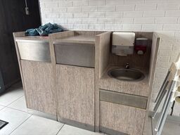 2 stk. skraldespande samt vaskestation