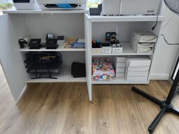 Reol og skab med indhold samt ventilator
