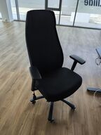 El-hæve/sænkebord IKEA, kontorstol, dock, DELL, skærm LG 23"