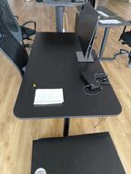 El-hæve/sænkebord IKEA, kontorstol, dock, LENOVO, skærm DELL 23"