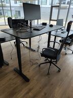 El-hæve/sænkebord IKEA, kontorstol, dock, DELL, skærm DELL 23"