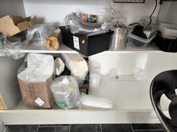 Indhold på hylder bl.a. emballage