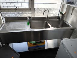 Stålbord med vask og armatur
