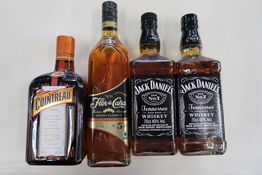 2 fl. JACK DANIELS 1 fl. FLOR DE CANA og 1 fl. COINTREAU