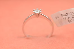 Ring i 8 kt. hvidguld prydet med 1 stk. 0,20 ct. brillantsleben diamant (W/P) Ringstr.: 54/17,25 mm.