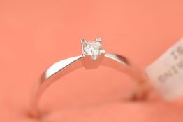 Ring i 14 kt. hvidguld prydet med 1 stk. 0,10 ct. brillantsleben diamant (W/SI) Ringstr.: 56/18,00 mm.